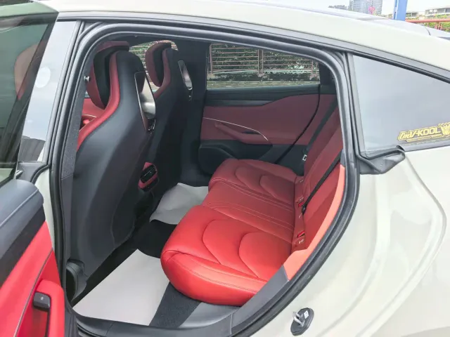 Xiaomi SU7 — Фото автомобиля 14