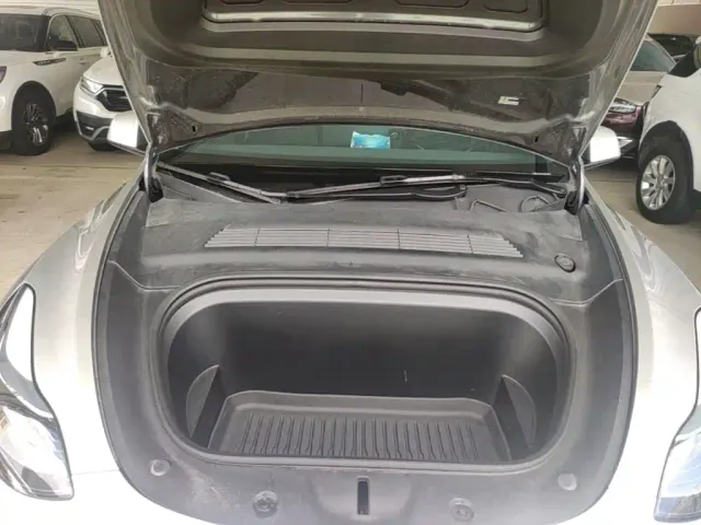 Tesla Model Y — Фото автомобиля 17