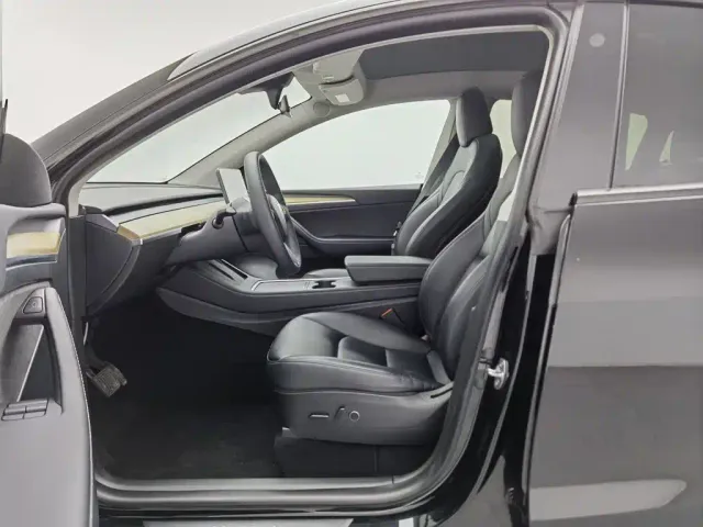 Tesla Model Y — Фото автомобиля 10