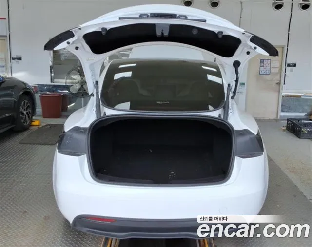 Tesla Model 3 — Фото автомобиля 8