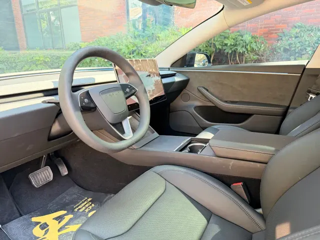 Tesla Model 3 — Фото автомобиля 5