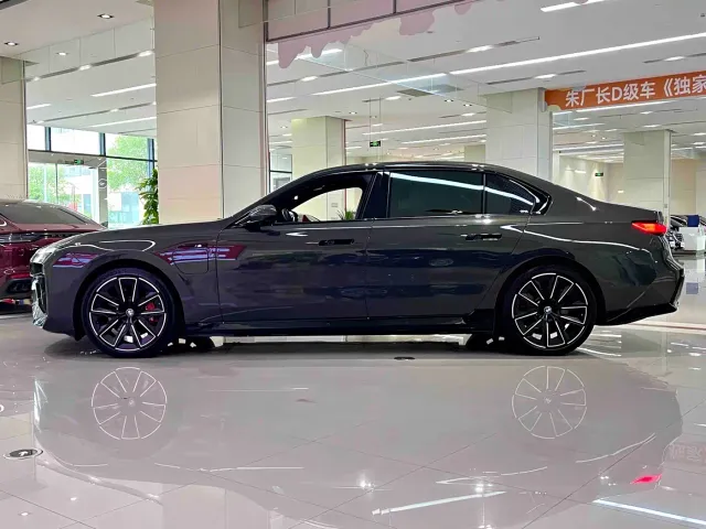 BMW i7 — Фото автомобиля 3