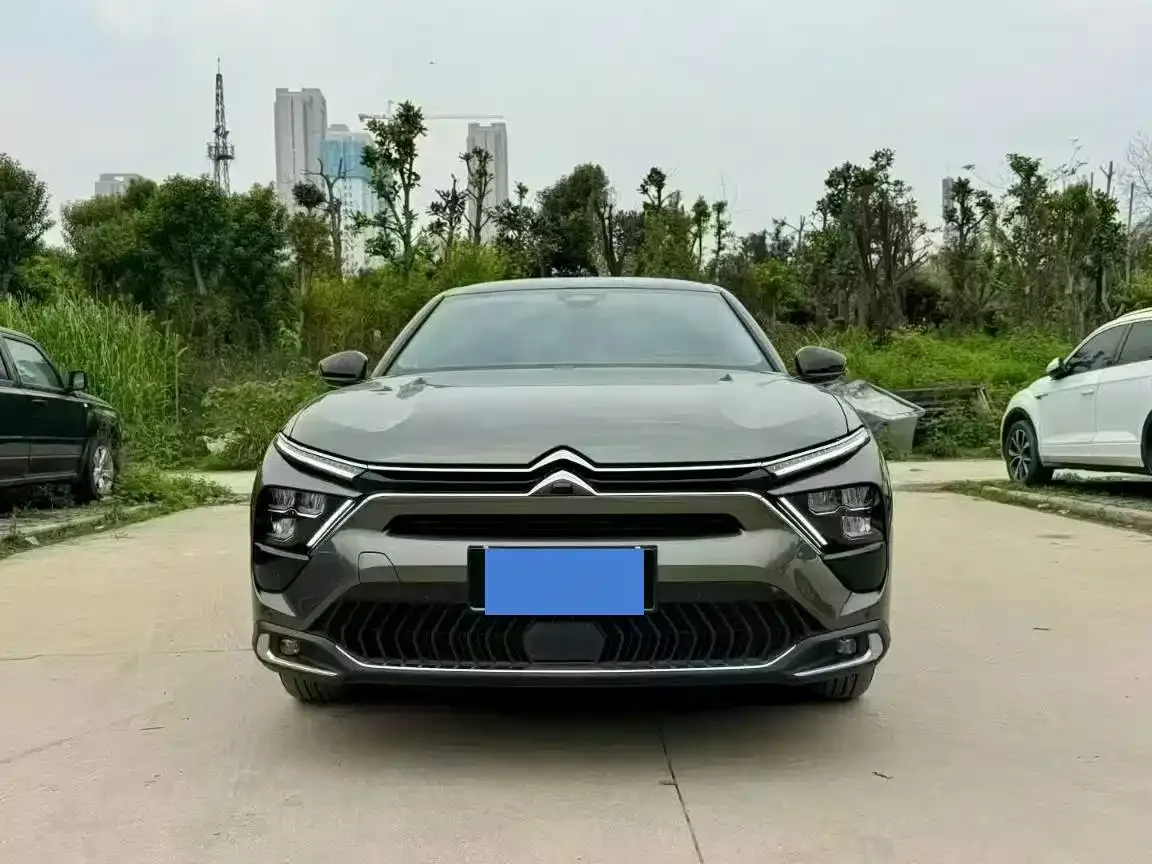 Citroën Versailles C5 X 2022 1.6T Shine Extraordinary Tiger Year Opening Edition — Фото автомобиля 2