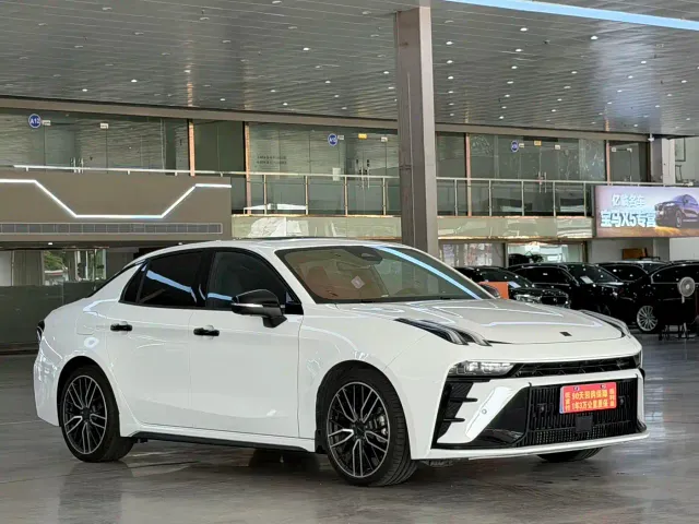 Lynk & Co 03 — Фото автомобиля 2