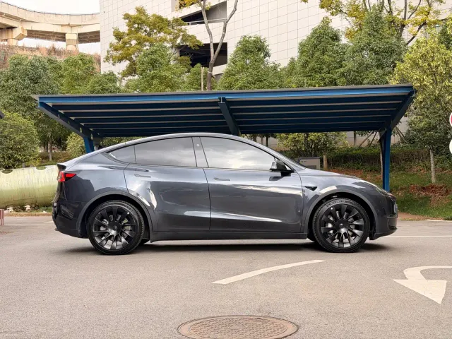 Tesla Model Y — Фото автомобиля 4