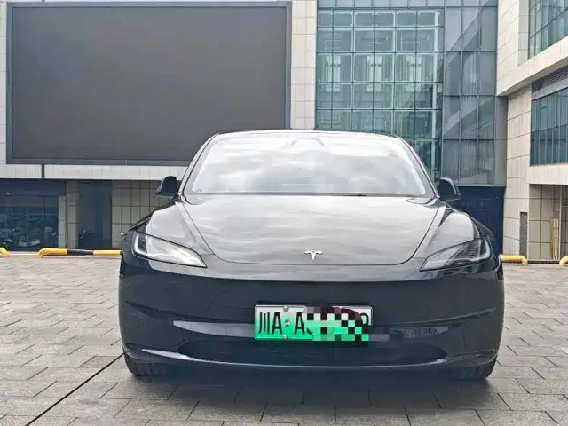 Tesla Model 3 — Фото автомобиля 2