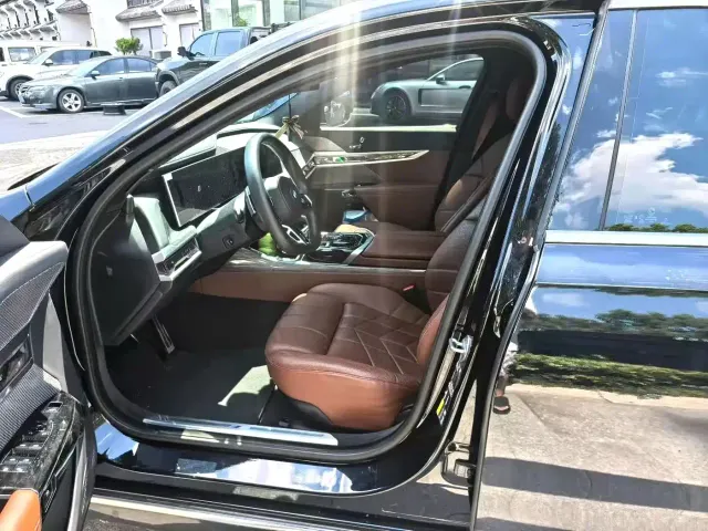 BMW i7 — Фото автомобиля 2