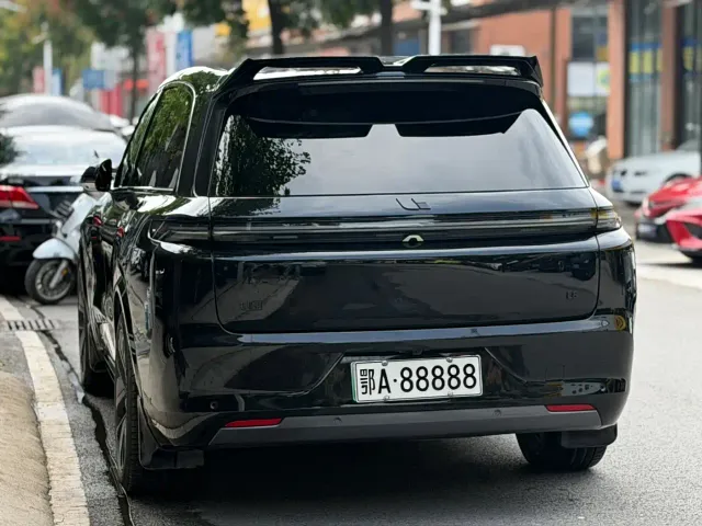 Li Auto L8 — Фото автомобиля 4