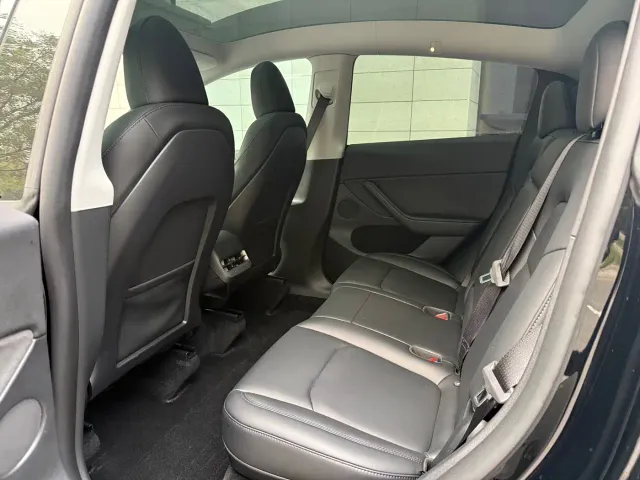 Tesla Model Y — Фото автомобиля 9