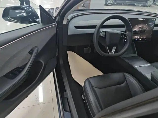 Tesla Model 3 — Фото автомобиля 15