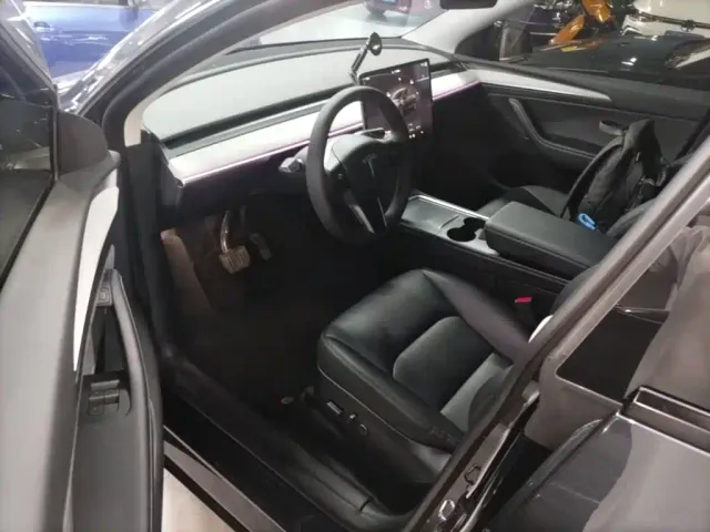 Tesla Model Y — Фото автомобиля 11