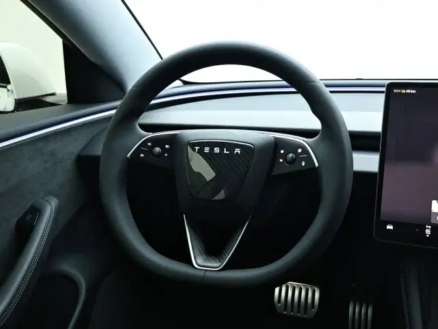 Tesla Model 3 — Фото автомобиля 17