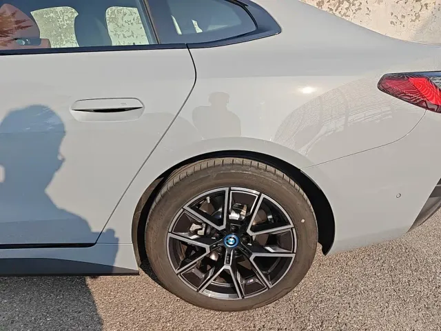BMW i4 — Фото автомобиля 7