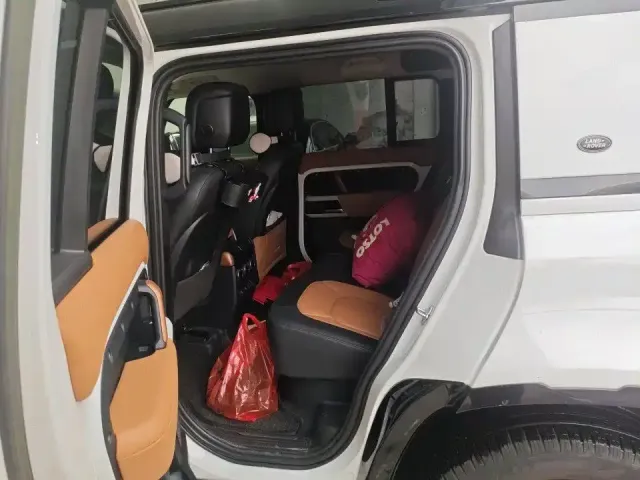 Land Rover Defender — Фото автомобиля 7