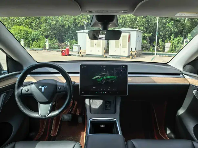 Tesla Model Y — Фото автомобиля 6