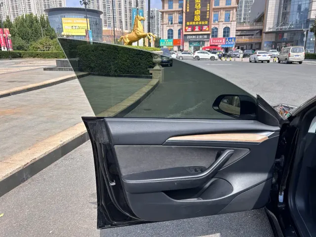 Tesla Model 3 — Фото автомобиля 4