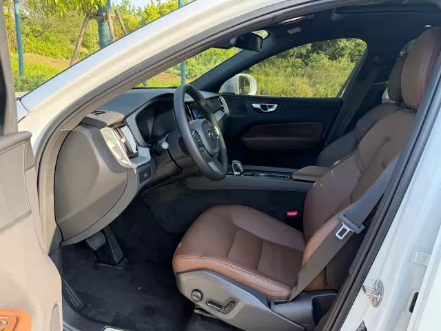 Volvo XC60 — Фото автомобиля 5