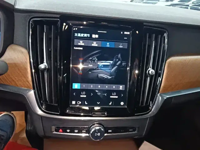 Volvo S90 — Фото автомобиля 12