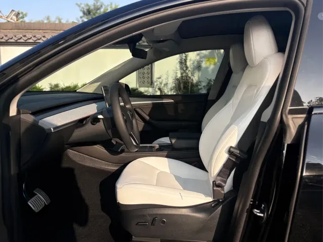 Tesla Model Y — Фото автомобиля 11