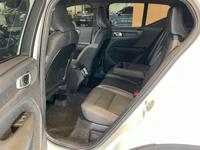 Volvo XC40 — Фото автомобиля 10