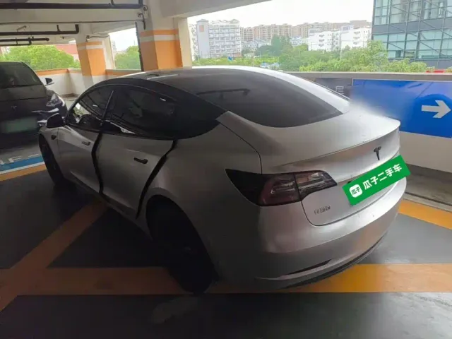 Tesla Model 3 — Фото автомобиля 23