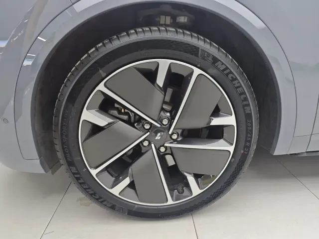 Li Auto L8 — Фото автомобиля 23