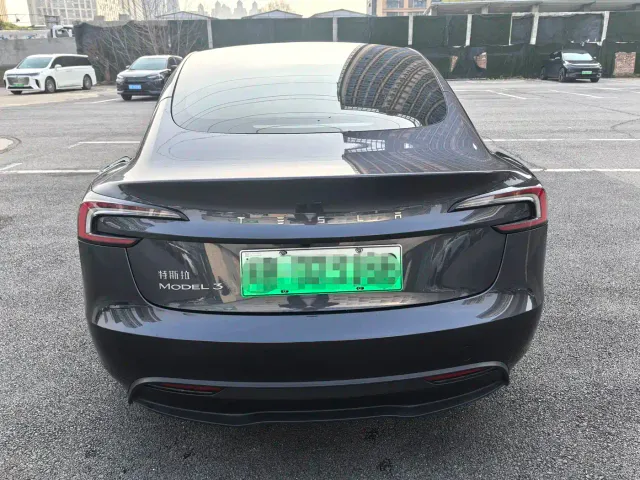 Tesla Model 3 — Фото автомобиля 8