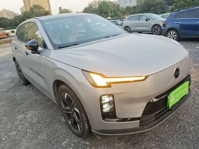 Volvo XC70 Plug-in Hybrid — Фото автомобиля 3