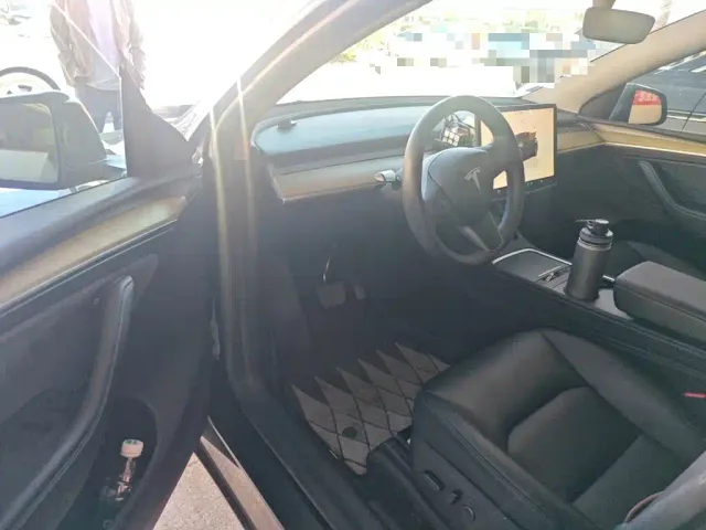 Tesla Model Y — Фото автомобиля 13