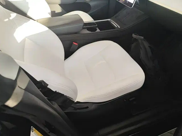 Tesla Model Y — Фото автомобиля 24