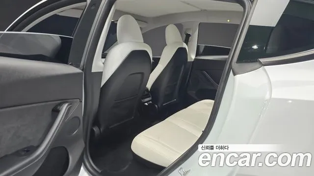 Tesla Model Y — Фото автомобиля 17
