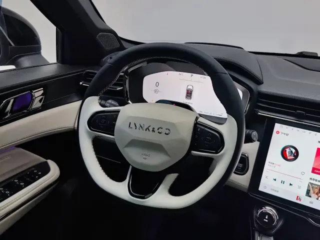 Lynk & Co Lynk & Co 01 2023 1.5TD EM-F Dawn Edition — Фото автомобиля 16