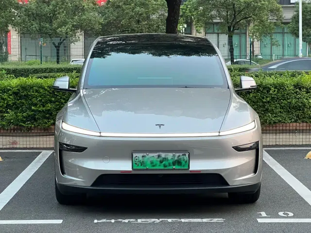 Tesla Model Y L — Фото автомобиля 3