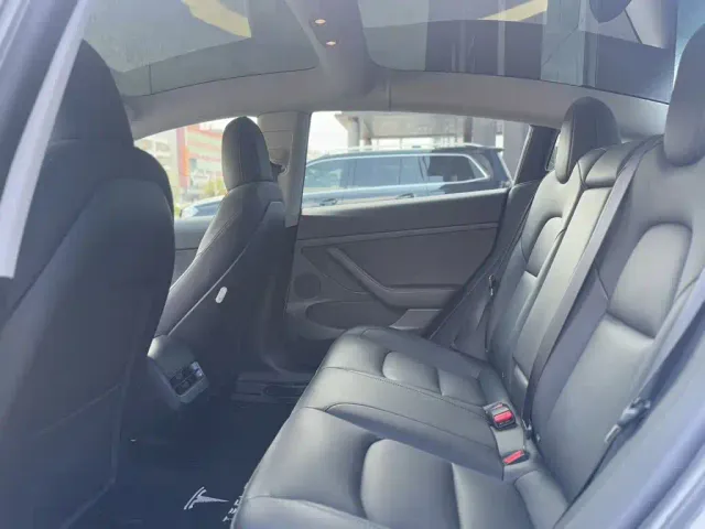 Tesla Model 3 — Фото автомобиля 16