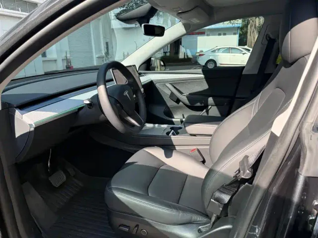 Tesla Model Y — Фото автомобиля 4