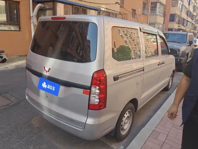 Wuling Hongguang V — Фото автомобиля 3