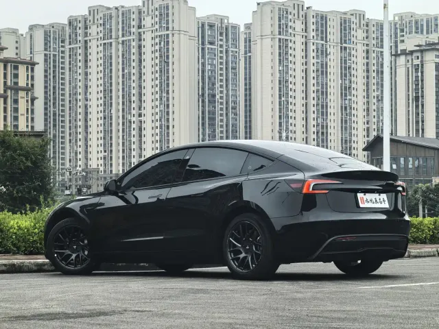Tesla Model 3 — Фото автомобиля 9