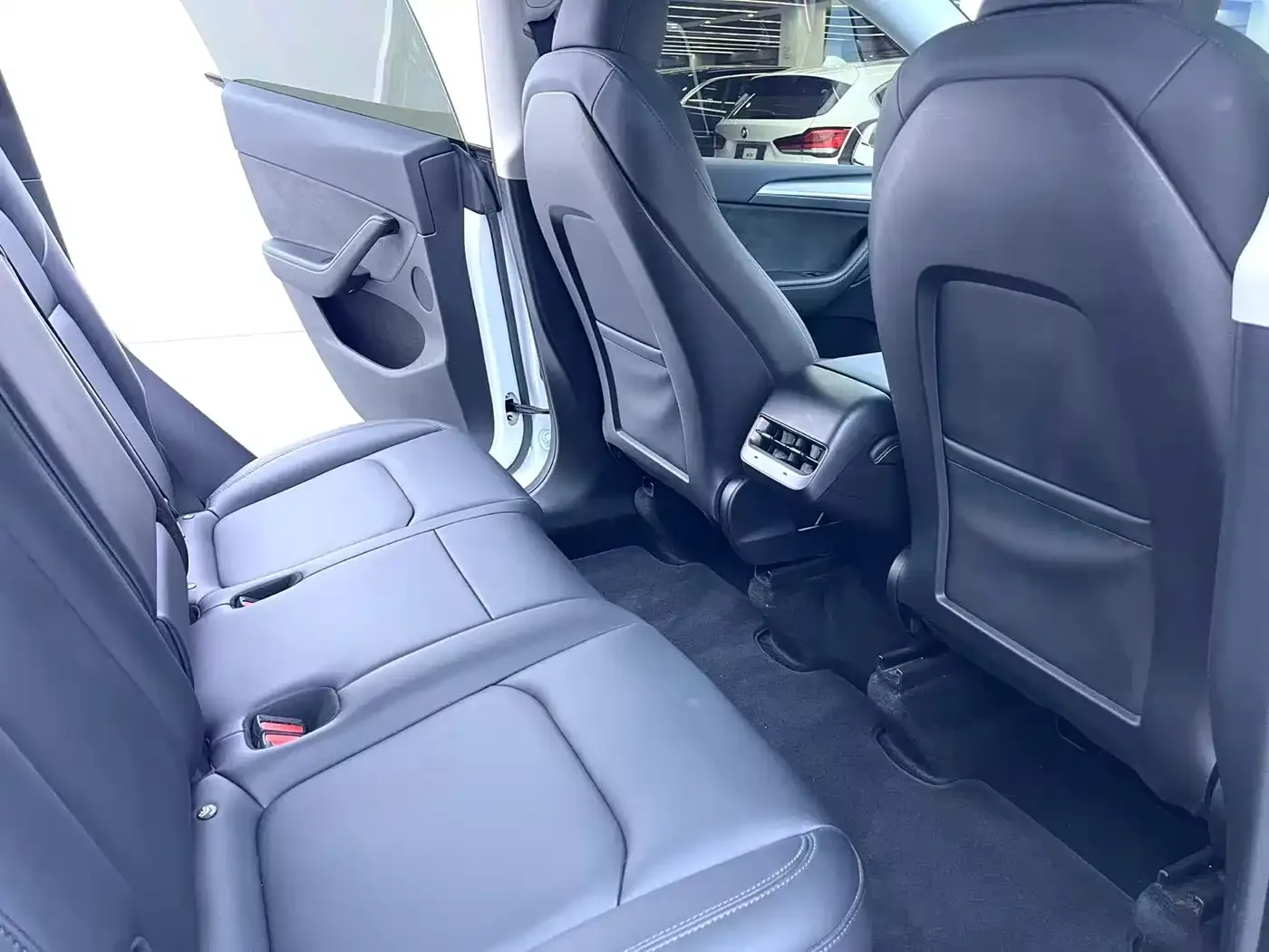 Tesla Model Y 2024 Long Range AWD — Фото автомобиля 9
