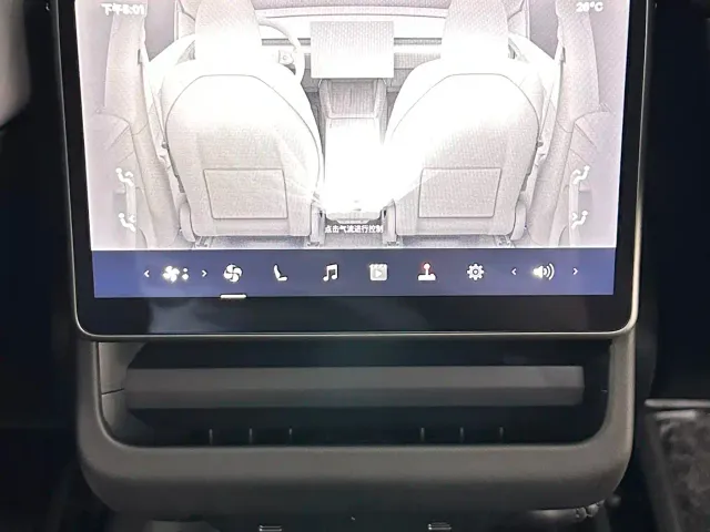 Tesla Model Y — Фото автомобиля 17