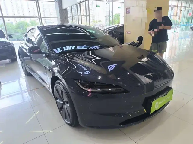 Tesla Model 3 — Фото автомобиля 3