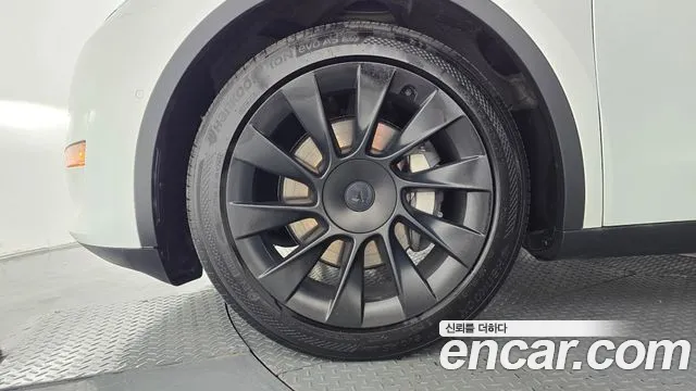 Tesla Model Y — Фото автомобиля 5