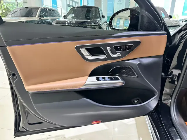 Mercedes-Benz E-Class — Фото автомобиля 3