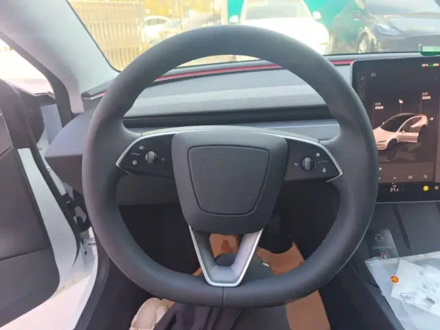 Tesla Model 3 — Фото автомобиля 10