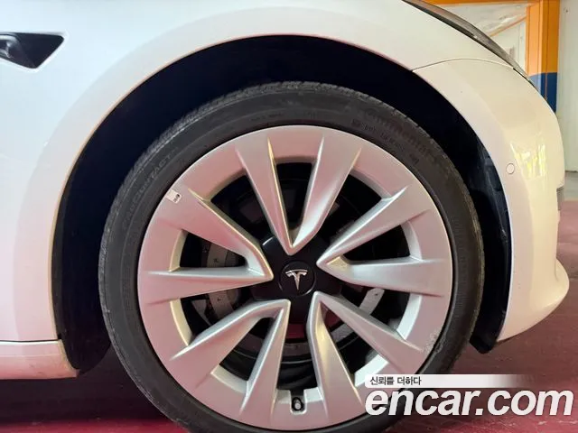 Tesla Model 3 — Фото автомобиля 5