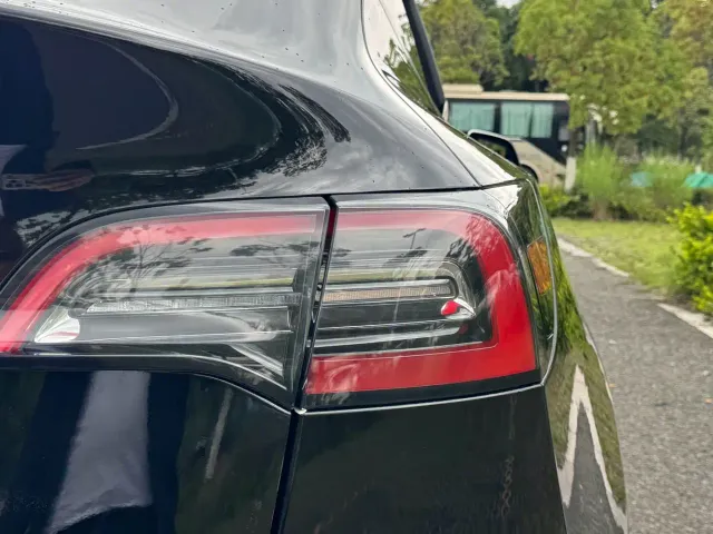 Tesla Model Y — Фото автомобиля 12