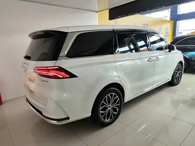 Roewe iMAX8 — Фото автомобиля 4