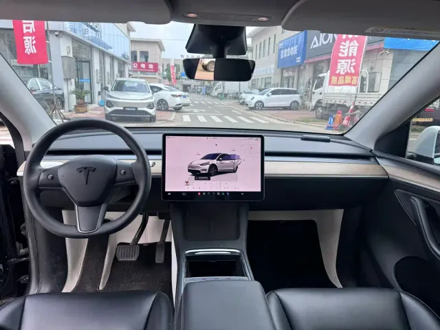 Tesla Model Y — Фото автомобиля 6