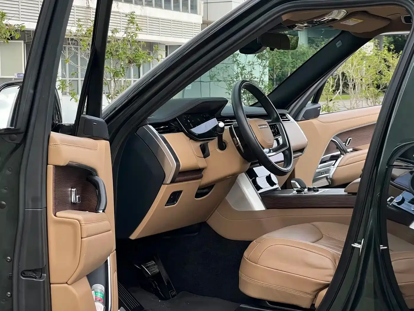 Land Rover Range Rover 2023 3.0 L6 400PS Golden Age 7-Seater Long Wheelbase — Фото автомобиля 9