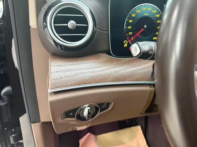 Mercedes-Benz E-Class — Фото автомобиля 24