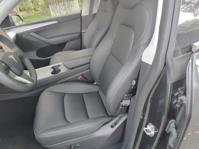 Tesla Model Y — Фото автомобиля 11